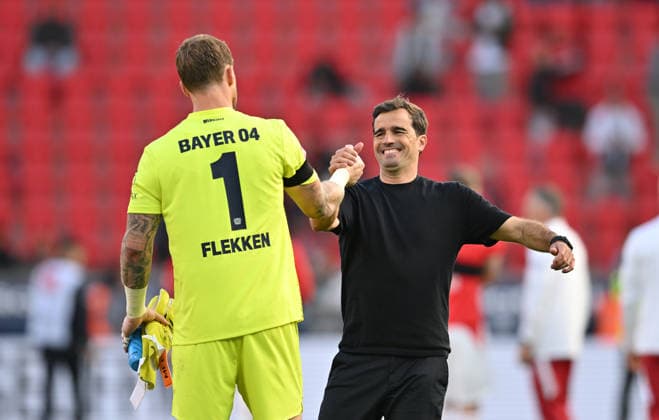 (l-r) Torwart Mark Flekken (Bayer Leverkusen), Trainer Carles Martinez (Bayer Leverkusen) klatschen sich nach dem Spiel ab. Fussball 1. Bundesliga, 4.Spieltag, Bayer 04 Leverkusen - RB Leipzig, am 20.09.2026 in Leverkusen Deutschland. DFL regulations prohibit any use of photographs as image sequences and or quasi-video Ã‚Â