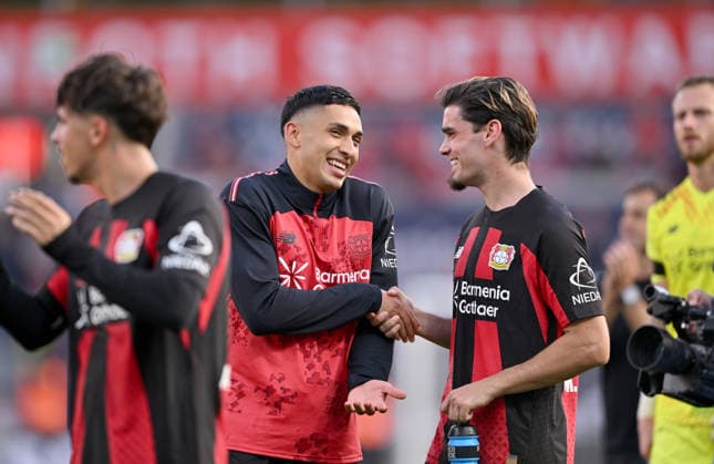 (l-r) Ezequiel Fernandez (Bayer Leverkusen), Miguel Gutierrez (Bayer Leverkusen) klatschen sich nach dem Spiel ab. Fussball 1. Bundesliga, 4.Spieltag, Bayer 04 Leverkusen - RB Leipzig, am 20.09.2026 in Leverkusen Deutschland. DFL regulations prohibit any use of photographs as image sequences and or quasi-video Ã‚Â