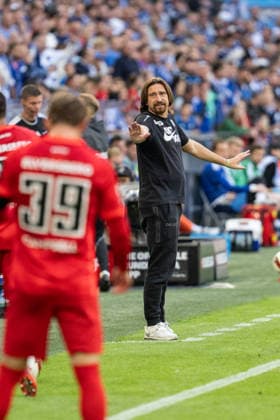 20.09.2026, GER, 1. Bundesliga, 4. Spieltag, FC Schalke 04 vs SV Elversberg Vincent Wagner (Chef-Trainer, SV Elversberg) Gestik, Mimik, Emotionen in der Cochingzone am Spielfeldrand, Gelsenkirchen VELTINS-Arena Gelsenkirchen Deutschland Copyright: xnordphotoxGmbHx xChristianxSchulzex