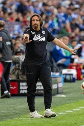 20.09.2026, GER, 1. Bundesliga, 4. Spieltag, FC Schalke 04 vs SV Elversberg Vincent Wagner (Chef-Trainer, SV Elversberg) Gestik, Mimik, Emotionen in der Cochingzone am Spielfeldrand, Gelsenkirchen VELTINS-Arena Gelsenkirchen Deutschland Copyright: xnordphotoxGmbHx xChristianxSchulzex