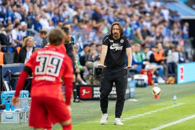 20.09.2026, GER, 1. Bundesliga, 4. Spieltag, FC Schalke 04 vs SV Elversberg Vincent Wagner (Chef-Trainer, SV Elversberg) Gestik, Mimik, Emotionen in der Cochingzone am Spielfeldrand, Gelsenkirchen VELTINS-Arena Gelsenkirchen Deutschland Copyright: xnordphotoxGmbHx xChristianxSchulzex