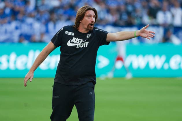 1. Bundesliga - FC Schalke 04 - SV Elversberg am 20.09.2026 in der Veltins-Arena auf Schalke Trainer Vincent Wagner (Elversberg) gibt lautstark Anweisungen