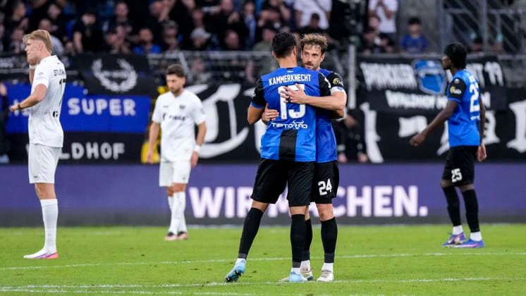 v.li.: Claudio Kammerknecht (SV Waldhof, 15), Lukas Klünter (SV Waldhof, 24, Kapitän), Spieler vom SV Waldhof Mannheim, Jubel nach dem Schlusspfiff, Freude über den Sieg, Sieger, Gewinner, jubelt, jubeln, fröhlich, positiv, freut sich, freuen, optimistisch, Highlight, Action, Aktion, 20.09.2026, Mannheim (Deutschland), Fussball, 3. Liga, SV Waldhof Mannheim - SC Preußen Münster, DFB DFL REGULATIONS PROHIBIT ANY USE OF PHOTOGRAPHS AS IMAGE SEQUENCES AND OR QUASI-VIDEO.