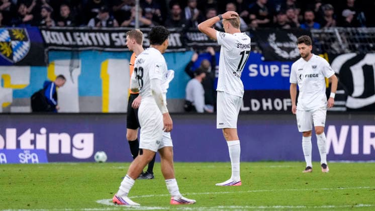 v.li.: Montell Ndikom (Münster, 28), Mika Stuhlmacher (Münster, 17), Spieler vom SC Preußen Münster (Preussen), enttäuscht über die Niederlage, Enttäuschung nach dem Schlusspfiff, Highlight, Verlierer, verloren, Frustration, disappointed, pessimistisch, 20.09.2026, Mannheim (Deutschland), Fussball, 3. Liga, SV Waldhof Mannheim - SC Preußen Münster, DFB DFL REGULATIONS PROHIBIT ANY USE OF PHOTOGRAPHS AS IMAGE SEQUENCES AND OR QUASI-VIDEO.