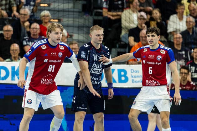 Opel HBL: SG Flensburg-Handewitt vs Handball Club Hamburg; 20.09.26 Kampf am Kreis Martin Hovde (Nr.81, Handball Club Hamburg), Emil Bergholt (Nr.14, SG Flensburg-Handewitt), Elias Kofler (Nr.06, Handball Club Hamburg) Opel HBL: SG Flensburg-Handewitt vs Handball Club Hamburg, GGW Arena am 20.09.26 Copyright: xBEAUTIFULxSPORTS MarioxM.xKobergx