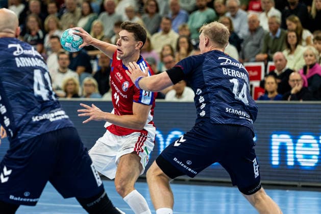 Opel HBL: SG Flensburg-Handewitt vs Handball Club Hamburg; 20.09.26 Nicolaj Jorgensen (Nr.11, Handball Club Hamburg) gegen Emil Bergholt (Nr.14, SG Flensburg-Handewitt) Opel HBL: SG Flensburg-Handewitt vs Handball Club Hamburg, GGW Arena am 20.09.26 Copyright: xBEAUTIFULxSPORTS MarioxM.xKobergx