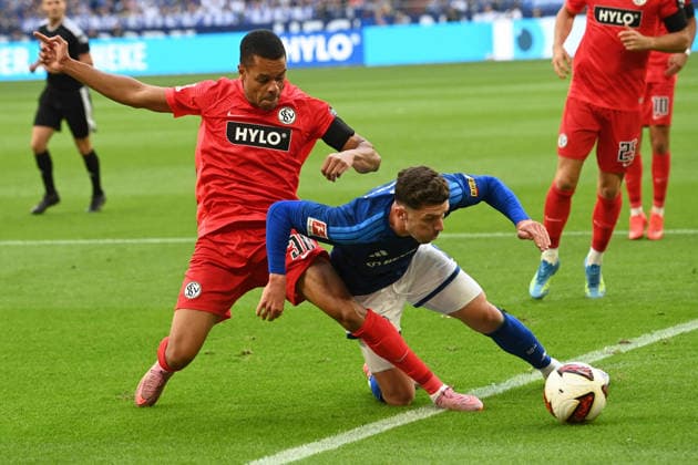 Robin GOSENS (GE) gegen Jan GYAMERAH (Elversberg) Aktion, Zweikampf, FC Schalke 04 - SV 07 Elversberg Fussball 1. Bundesliga, 3.Spieltag, matchday3, Spieltag3, am 20.09.2026 in der Veltins-Arena Gelsenkirchen Deutschland. DFL regulations prohibit any use of photographs as image sequences and or quasi-video Â