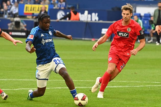Junior DINA EBIMBE (GE) gegen Maximilian ROHR (Elversberg) Aktion, Zweikampf, FC Schalke 04 - SV 07 Elversberg Fussball 1. Bundesliga, 3.Spieltag, matchday3, Spieltag3, am 20.09.2026 in der Veltins-Arena Gelsenkirchen Deutschland. DFL regulations prohibit any use of photographs as image sequences and or quasi-video Â