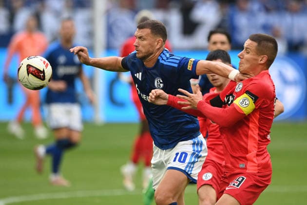 Edin DZEKO (GE) gegen Lukas PINCKERT (Elversberg) Aktion, Zweikampf, FC Schalke 04 - SV 07 Elversberg Fussball 1. Bundesliga, 3.Spieltag, matchday3, Spieltag3, am 20.09.2026 in der Veltins-Arena Gelsenkirchen Deutschland. DFL regulations prohibit any use of photographs as image sequences and or quasi-video Â