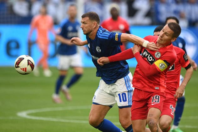 Edin DZEKO (GE) gegen Lukas PINCKERT (Elversberg) Aktion, Zweikampf, FC Schalke 04 - SV 07 Elversberg Fussball 1. Bundesliga, 3.Spieltag, matchday3, Spieltag3, am 20.09.2026 in der Veltins-Arena Gelsenkirchen Deutschland. DFL regulations prohibit any use of photographs as image sequences and or quasi-video Â
