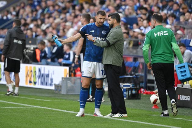 Trainer Miron Muslic (FC Schalke 04) mit Edin Dzeko (FC Schalke 04) 20.09.2026, Fussball 1. Bundesliga, Saison 2026 2027, 4. Spieltag, FC Schalke 04 - SV Elversberg DFL regulations prohibit any use of photographs as image sequences and or quasi-video Gelsenkirchen Veltins Arena Nordrhein Westfalen Deutschland
