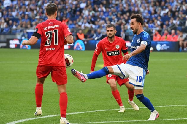 Kenan KARAMAN (GE) gegen Maximilian ROHR (Elversberg) Aktion, Zweikampf, FC Schalke 04 - SV 07 Elversberg Fussball 1. Bundesliga, 3.Spieltag, matchday3, Spieltag3, am 20.09.2026 in der Veltins-Arena Gelsenkirchen Deutschland. DFL regulations prohibit any use of photographs as image sequences and or quasi-video Â