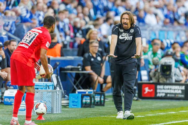 Trainer Vincent Wagner (SV 07 Elversberg) gestikuliert, Gestik waehrend des spiels der 1. Bundesliga zwischen FC Schalke 04 und SV Elversberg, Veltins-Arena am 20. September 2026 in Gelsenkirchen, Deutschland. (Foto von Mario Hommes DeFodi Images) +++ Trainer Vincent Wagner (SV 07 Elversberg) gestures during the Bundesliga match between FC Schalke 04 and SV Elversberg at Veltins-Arena on September 20, 2026 in Gelsenkirchen, Germany. (Photo by Mario Hommes DeFodi Images) DFB DFL REGULATIONS PROHIBIT ANY USE OF PHOTOGRAPHS AS IMAGE SEQUENCES AND OR QUASI-VIDEO. (Photo by Mario Hommes DeFodi Images) -