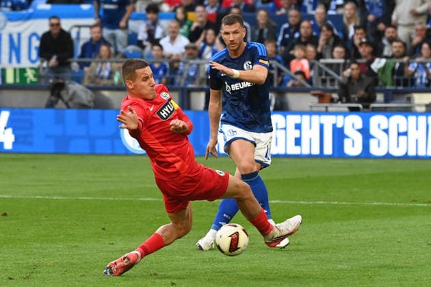 Edin DZEKO (GE) gegen Lukas PINCKERT (Elversberg) Aktion, Zweikampf, FC Schalke 04 - SV 07 Elversberg Fussball 1. Bundesliga, 3.Spieltag, matchday3, Spieltag3, am 20.09.2026 in der Veltins-Arena Gelsenkirchen Deutschland. DFL regulations prohibit any use of photographs as image sequences and or quasi-video Â