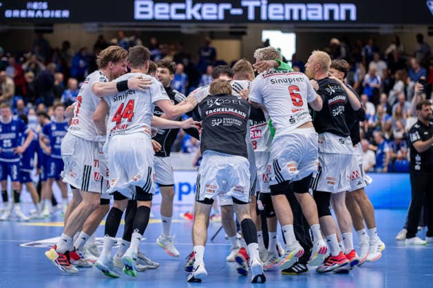 Die Spieler von HC Erlangen jubeln nach dem 28:33 Sieg GER, TBV Lemgo Lippe vs. HC Erlangen, Handball, 1. Bundesliga, 5. Spieltag, Spielzeit 2026 2027, 20.09.2026 GER, TBV Lemgo Lippe vs. HC Erlangen, Handball, 1. Bundesliga, 5. Spieltag, Spielzeit 2026 2027, 20.09.2026 Lemgo Copyright: xEibner-Pressefoto JanxRollingerx EP_JSK