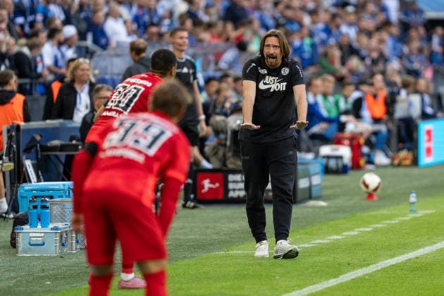 20.09.2026, GER, 1. Bundesliga, 4. Spieltag, FC Schalke 04 vs SV Elversberg Vincent Wagner (Chef-Trainer, SV Elversberg) Gestik, Mimik, Emotionen in der Cochingzone am Spielfeldrand, Gelsenkirchen VELTINS-Arena Gelsenkirchen Deutschland Copyright: xnordphotoxGmbHx xChristianxSchulzex