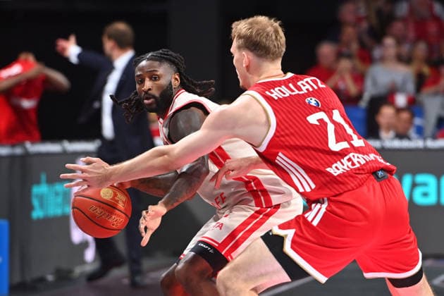 Jordan JONES (BA), Aktion,Zweikampf gegen Justus HOLLATZ (FCB). Basketball BBL,Saison 2026 2027 FC Bayern Muenchen-Bamberg Baskets am 20.09.2026, BMW Park
