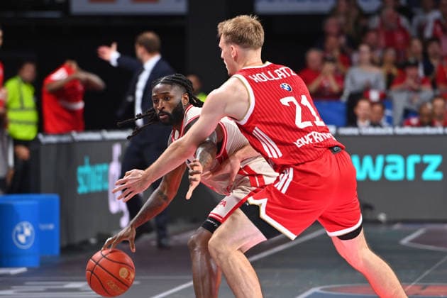 Jordan JONES (BA), Aktion,Zweikampf gegen Justus HOLLATZ (FCB). Basketball BBL,Saison 2026 2027 FC Bayern Muenchen-Bamberg Baskets am 20.09.2026, BMW Park