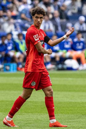 1. Bundesliga: FC Schalke 04 - SV Elversberg; 20.09.2026 Noah Darvich (SV Elversberg, 10), Auf dem Trikot ist 1st Start Patch, Startelfdebüt-Patch (Topps). 1. Fußball Bundesliga 4.Spieltag: FC Schalke 04 - SV Elversberg; Veltins Arena, Gelsenkirchen; 20.09.2026 DFL regulations prohibit any use of photographs as image sequences and or quasi video. Copyright: xBEAUTIFULxSPORTS Buriakovx