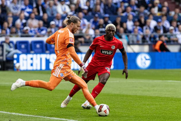 1. Bundesliga: FC Schalke 04 - SV Elversberg; 20.09.2026 Loris Karius (FC Schalke 04, 1), David Mokwa (SV Elversberg, 42) 1. Fußball Bundesliga 4.Spieltag: FC Schalke 04 - SV Elversberg; Veltins Arena, Gelsenkirchen; 20.09.2026 DFL regulations prohibit any use of photographs as image sequences and or quasi video. Copyright: xBEAUTIFULxSPORTS Buriakovx