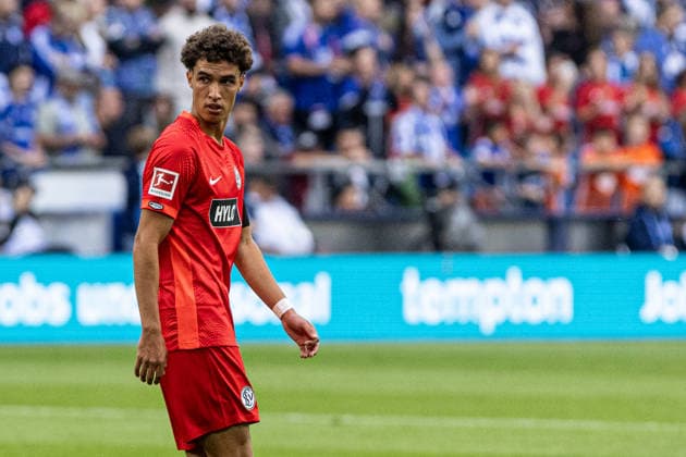 1. Bundesliga: FC Schalke 04 - SV Elversberg; 20.09.2026 Noah Darvich (SV Elversberg, 10), Auf dem Trikot ist 1st Start Patch, Startelfdebüt-Patch (Topps). 1. Fußball Bundesliga 4.Spieltag: FC Schalke 04 - SV Elversberg; Veltins Arena, Gelsenkirchen; 20.09.2026 DFL regulations prohibit any use of photographs as image sequences and or quasi video. Copyright: xBEAUTIFULxSPORTS Buriakovx