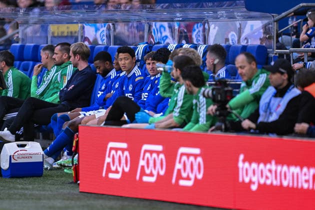 20.09.2026, Fussball, Saison 2026 2027, Bundesliga, FC Schalke 04 - SV Elversberg, Hee-chan Hwang (FC Schalke 04) sitzt auf der Auswechselbank xRHR-FOTO YYx Copyright: KROEGER RHR-FOTOx RHR-FOTO YY