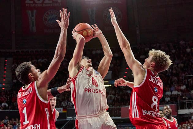 Deutsche Basketball Bundesliga (BBL), FC Bayern München Basketball vs BMA365 BAMBERG BASKETS, München FC Bayern Basketball, Bamberg Baskets MBA365, 2026-09-20 in München (BMW Park) HOCHSTADTER Yuval (BMA365 Bamberg BASKETS Small Forward (SF) Nr66-BAM66), JENSEN Tobias (FC Bayern Basketball Point Guard (PG) Nr8-FCBB8), DA SILVA Oscar (FC Bayern Basketball Power Forward (PF) Nr1-FCBB1) sportworld München BMW Park Bayern Deutschland
