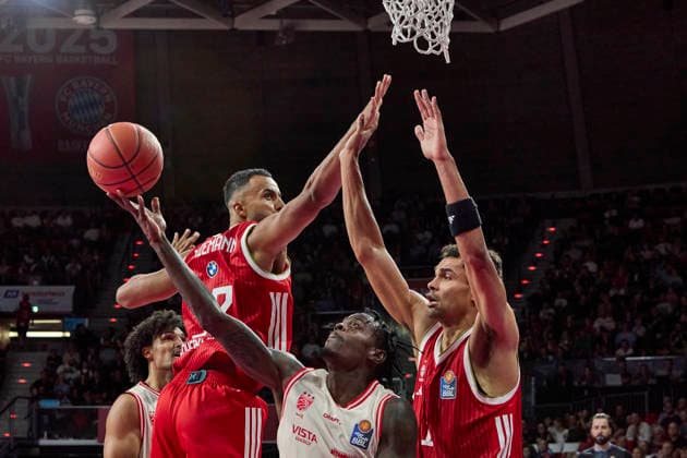 Deutsche Basketball Bundesliga (BBL), FC Bayern München Basketball vs BMA365 BAMBERG BASKETS, München FC Bayern Basketball, Bamberg Baskets MBA365, 2026-09-20 in München (BMW Park) THIEMANN Johannes (FC Bayern Basketball Power Forward (PF) Nr32-FCBB32), SCOTT Trevon (BMA365 Bamberg BASKETS Power Forward (PF) Nr13-BAM13), DA SILVA Oscar (FC Bayern Basketball Power Forward (PF) Nr1-FCBB1) sportworld München BMW Park Bayern Deutschland