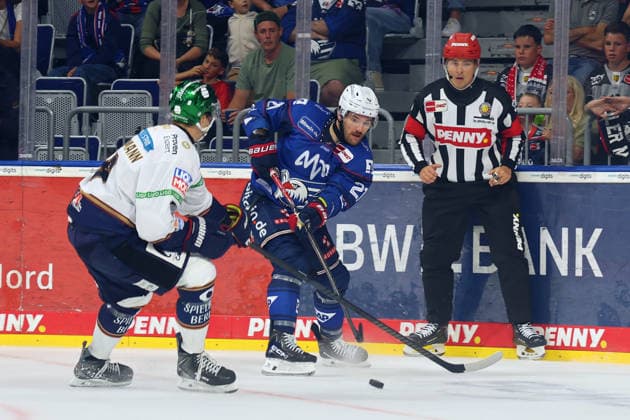 Kris Bennet (Adler Mannheim, 21)am Puk GER Adler Mannheim - Eisbaeren Berlin Eishockey DEL 2.Spieltag Saison 2026 2027 20.09.2026 GER Adler Mannheim - Eisbaeren Berlin Eishockey PENNY DEL 2.Spieltag Season Saison 2026 2027 20.09.2026 Mannheim Copyright: xEibner-Pressefoto JoergxHirschx EP_JHH