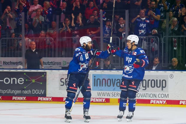 v.li.Anthony Greco (Adler Mannheim, 44),John Gilmour (Adler Mannheim, 7) im Jubel. GER Adler Mannheim - Eisbaeren Berlin Eishockey DEL 2.Spieltag Saison 2026 2027 20.09.2026 GER Adler Mannheim - Eisbaeren Berlin Eishockey PENNY DEL 2.Spieltag Season Saison 2026 2027 20.09.2026 Mannheim Copyright: xEibner-Pressefoto JoergxHirschx EP_JHH