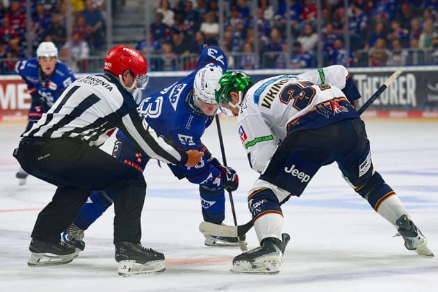 v.li. Zach Solow (Adler Mannheim, 73), Markus Vikingstad (Eisbaeren Berlin, 37) GER Adler Mannheim - Eisbaeren Berlin Eishockey DEL 2.Spieltag Saison 2026 2027 20.09.2026 GER Adler Mannheim - Eisbaeren Berlin Eishockey PENNY DEL 2.Spieltag Season Saison 2026 2027 20.09.2026 Mannheim Copyright: xEibner-Pressefoto JoergxHirschx EP_JHH