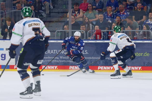 Luke Esposito (Adler Mannheim, 19)am Puk. GER Adler Mannheim - Eisbaeren Berlin Eishockey DEL 2.Spieltag Saison 2026 2027 20.09.2026 GER Adler Mannheim - Eisbaeren Berlin Eishockey PENNY DEL 2.Spieltag Season Saison 2026 2027 20.09.2026 Mannheim Copyright: xEibner-Pressefoto JoergxHirschx EP_JHH