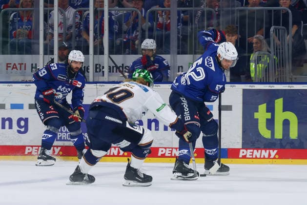 v.li.Korinian Geibel (Eisbaeren Berlin, 40), Nicolas Mattinen (Adler Mannheim, 52) am Puk im Zweikampf. GER Adler Mannheim - Eisbaeren Berlin Eishockey DEL 2.Spieltag Saison 2026 2027 20.09.2026 GER Adler Mannheim - Eisbaeren Berlin Eishockey PENNY DEL 2.Spieltag Season Saison 2026 2027 20.09.2026 Mannheim Copyright: xEibner-Pressefoto JoergxHirschx EP_JHH