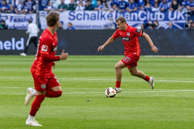 1. Bundesliga: FC Schalke 04 - SV Elversberg; 20.09.2026 Lasse Günther (SV Elversberg, 21) 1. Fußball Bundesliga 4.Spieltag: FC Schalke 04 - SV Elversberg; Veltins Arena, Gelsenkirchen; 20.09.2026 DFL regulations prohibit any use of photographs as image sequences and or quasi video. Copyright: xBEAUTIFULxSPORTS Buriakovx