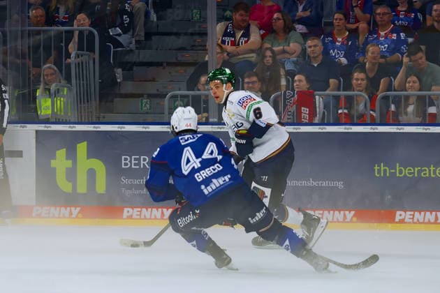 v. li. im Zweikampf, Anthony Greco (Adler Mannheim, 44),Kai Wissmann (Eisbaeren Berlin, 6) GER Adler Mannheim - Eisbaeren Berlin Eishockey DEL 2.Spieltag Saison 2026 2027 20.09.2026 GER Adler Mannheim - Eisbaeren Berlin Eishockey PENNY DEL 2.Spieltag Season Saison 2026 2027 20.09.2026 Mannheim Copyright: xEibner-Pressefoto JoergxHirschx EP_JHH