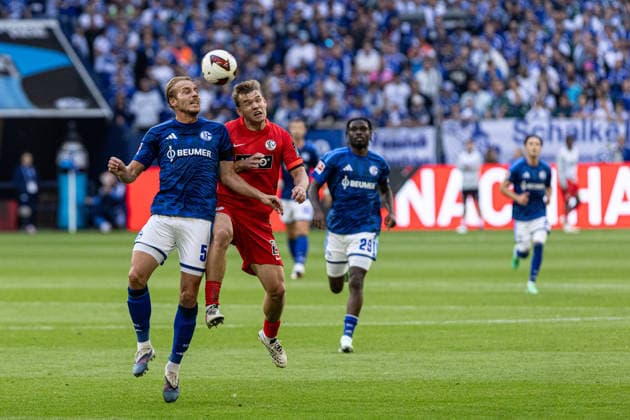 1. Bundesliga: FC Schalke 04 - SV Elversberg; 20.09.2026 Timo Becker (FC Schalke 04, 5), Lasse Günther (SV Elversberg, 21) 1. Fußball Bundesliga 4.Spieltag: FC Schalke 04 - SV Elversberg; Veltins Arena, Gelsenkirchen; 20.09.2026 DFL regulations prohibit any use of photographs as image sequences and or quasi video. Copyright: xBEAUTIFULxSPORTS Buriakovx