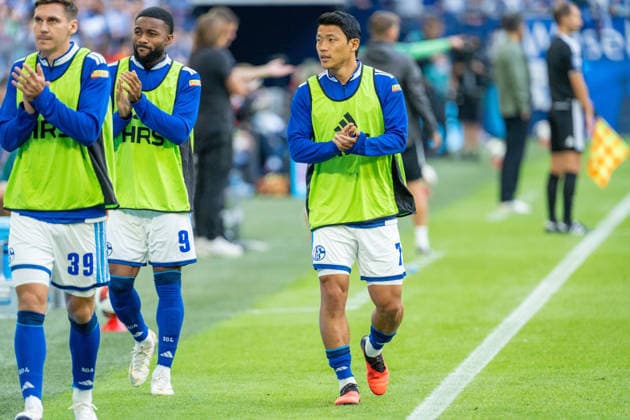 Maximilian Woeber (Schalke 04, 39), Moussa Sylla (Schalke 04, 09) und Hee Chan Hwang (Schalke 04, 07) gehen zum aufwaermen FC Schalke 04 vs. SV Elversberg, Fussball, Bundesliga, 4.Spieltag, Saison 2026 27, 20.09.2026, DFL REGULATIONS PROHIBIT ANY USE OF PHOTOGRAPHS AS IMAGE SEQUENCES AND OR QUASI-VIDEO, FC Schalke 04 vs. SV Elversberg, Fussball, Bundesliga, 4.Spieltag, Saison 2026 27, 20.09.2026 Gelsenkirchen Copyright: xEibner-Pressefoto LukasxBaldygax EP_LBA