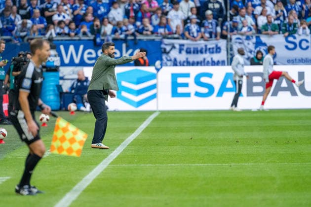 Miron Muslic (Schalke 04, Trainer) dirigiert FC Schalke 04 vs. SV Elversberg, Fussball, Bundesliga, 4.Spieltag, Saison 2026 27, 20.09.2026, DFL REGULATIONS PROHIBIT ANY USE OF PHOTOGRAPHS AS IMAGE SEQUENCES AND OR QUASI-VIDEO, FC Schalke 04 vs. SV Elversberg, Fussball, Bundesliga, 4.Spieltag, Saison 2026 27, 20.09.2026 Gelsenkirchen Copyright: xEibner-Pressefoto LukasxBaldygax EP_LBA
