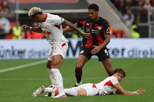 Antonio Nusa (RB Leipzig), Jarell Quansah (Bayer 04 Leverkusen) und Neil El Aynaoui (RB Leipzig) im Zweikampf waehrend des Spiels der 1. Bundesliga zwischen Bayer 04 Leverkusen und RB Leipzig, BayArena am 20. September 2026 in Leverkusen, Deutschland. (Foto von Oliver Kaelke DeFodi Images) +++ Antonio Nusa (RB Leipzig), Jarell Quansah (Bayer 04 Leverkusen) und Neil El Aynaoui (RB Leipzig) battle for the ball during the Bundesliga match between Bayer 04 Leverkusen and RB Leipzig at BayArena on September 20, 2026 in Leverkusen, Germany. (Photo by Oliver Kaelke DeFodi Images) DFB DFL REGULATIONS PROHIBIT ANY USE OF PHOTOGRAPHS AS IMAGE SEQUENCES AND OR QUASI-VIDEO. (Photo by Oliver Kaelke DeFodi Images) -