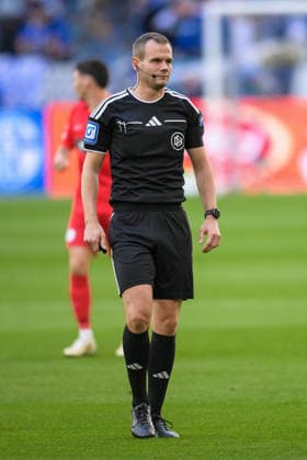 Fußball, 1. Bundesliga, 20260920, FC Schalke 04 - SC 07 Elversberg. Im Bild Schiedsrichter Robin BRAUN. Gelsenkirchen Veltins-Arena Nordrhein-Westfalen Deutschland Copyright: Passion2Press MarkusxFischerx