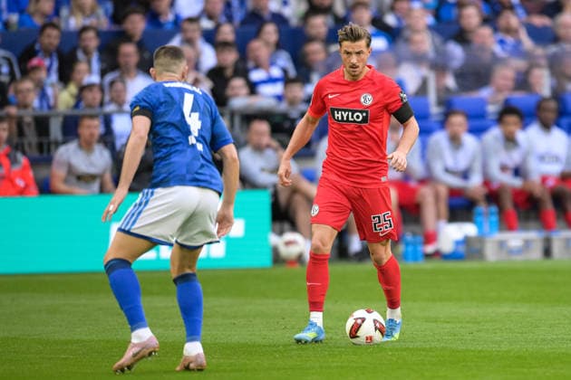 Fußball, 1. Bundesliga, 20260920, FC Schalke 04 - SC 07 Elversberg. Im Bild, v.l. Hasan KURUÃ‡AY (Schalke, 4) und Lukas PETKOV (Elversberg, 25). Gelsenkirchen Veltins-Arena Nordrhein-Westfalen Deutschland Copyright: Passion2Press MarkusxFischerx