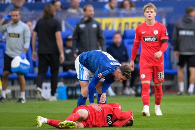 Fußball, 1. Bundesliga, 20260920, FC Schalke 04 - SC 07 Elversberg. Im Bild, v.l. Robin GOSENS (Schalke, 8) und Lukasz POREBA (Elversberg, 8) angeschlagen am Boden. Gelsenkirchen Veltins-Arena Nordrhein-Westfalen Deutschland Copyright: Passion2Press MarkusxFischerx