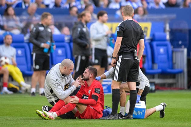 Fußball, 1. Bundesliga, 20260920, FC Schalke 04 - SC 07 Elversberg. Im Bild Lukasz POREBA (Elversberg, 8) angeschlagen am Boden wird behandelt. Gelsenkirchen Veltins-Arena Nordrhein-Westfalen Deutschland Copyright: Passion2Press MarkusxFischerx
