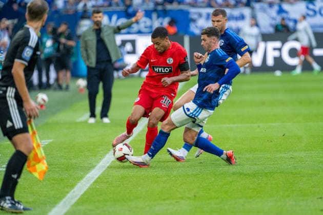 Jan Gyamerah (SV Elversberg, 30) im Zweikampf mit Robin Gosens (Schalke 04, 08) und Edin Dzeko (Schalke 04, 10) FC Schalke 04 vs. SV Elversberg, Fussball, Bundesliga, 4.Spieltag, Saison 2026 27, 20.09.2026, DFL REGULATIONS PROHIBIT ANY USE OF PHOTOGRAPHS AS IMAGE SEQUENCES AND OR QUASI-VIDEO, FC Schalke 04 vs. SV Elversberg, Fussball, Bundesliga, 4.Spieltag, Saison 2026 27, 20.09.2026 Gelsenkirchen Copyright: xEibner-Pressefoto LukasxBaldygax EP_LBA