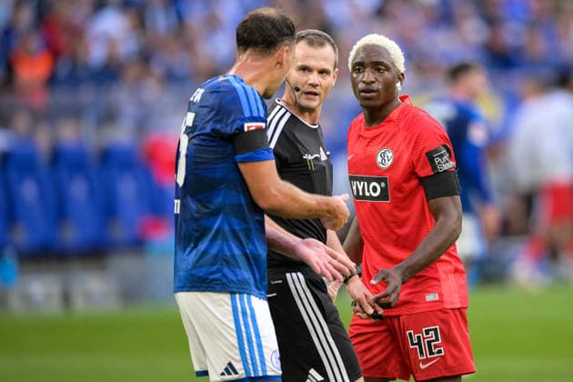 Fußball, 1. Bundesliga, 20260920, FC Schalke 04 - SC 07 Elversberg. Im Bild, v.l. Nikola KATIC (Schalke, 25), Schiedsrichter Robin BRAUN und David MOKWA (Elversberg, 42). Gelsenkirchen Veltins-Arena Nordrhein-Westfalen Deutschland Copyright: Passion2Press MarkusxFischerx