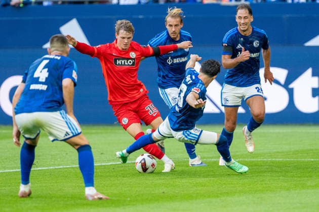 Hasan Kurucay (Schalke 04, 04), Cole Campbell (SV Elversberg, 39) dribbelt durch die ganze Hintermannschaft,Soufiane El-Faouzi (Schalke 04, 23) graetscht hinein, Timo Becker (Schalke 04, 05) und Nikola Katic (Schalke 04, 25) FC Schalke 04 vs. SV Elversberg, Fussball, Bundesliga, 4.Spieltag, Saison 2026 27, 20.09.2026, DFL REGULATIONS PROHIBIT ANY USE OF PHOTOGRAPHS AS IMAGE SEQUENCES AND OR QUASI-VIDEO, FC Schalke 04 vs. SV Elversberg, Fussball, Bundesliga, 4.Spieltag, Saison 2026 27, 20.09.2026 Gelsenkirchen Copyright: xEibner-Pressefoto LukasxBaldygax EP_LBA