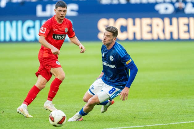 Felix Keidel (SV Elversberg, 43) spielt an Robin Gosens (Schalke 04, 08) vorbei FC Schalke 04 vs. SV Elversberg, Fussball, Bundesliga, 4.Spieltag, Saison 2026 27, 20.09.2026, DFL REGULATIONS PROHIBIT ANY USE OF PHOTOGRAPHS AS IMAGE SEQUENCES AND OR QUASI-VIDEO, FC Schalke 04 vs. SV Elversberg, Fussball, Bundesliga, 4.Spieltag, Saison 2026 27, 20.09.2026 Gelsenkirchen Copyright: xEibner-Pressefoto LukasxBaldygax EP_LBA
