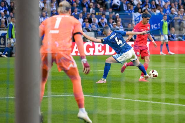 Fußball, 1. Bundesliga, 20260920, FC Schalke 04 - SC 07 Elversberg. Im Bild, v.l. Hasan KURUÃ‡AY (Schalke, 4) und Noah DARVICH (Elversberg, 10). Gelsenkirchen Veltins-Arena Nordrhein-Westfalen Deutschland Copyright: Passion2Press MarkusxFischerx