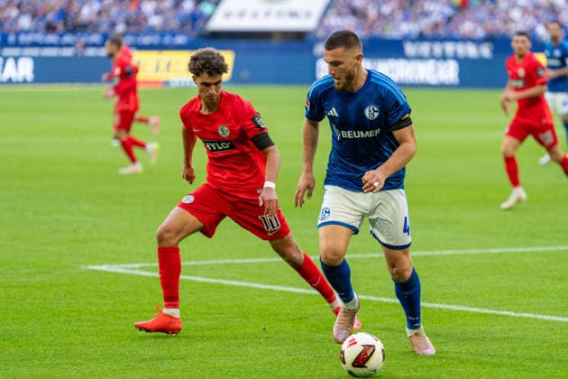 Noah Darvich (SV Elversberg, 10) greift Hasan Kurucay (Schalke 04, 04) an der den Ball hat FC Schalke 04 vs. SV Elversberg, Fussball, Bundesliga, 4.Spieltag, Saison 2026 27, 20.09.2026, DFL REGULATIONS PROHIBIT ANY USE OF PHOTOGRAPHS AS IMAGE SEQUENCES AND OR QUASI-VIDEO, FC Schalke 04 vs. SV Elversberg, Fussball, Bundesliga, 4.Spieltag, Saison 2026 27, 20.09.2026 Gelsenkirchen Copyright: xEibner-Pressefoto LukasxBaldygax EP_LBA