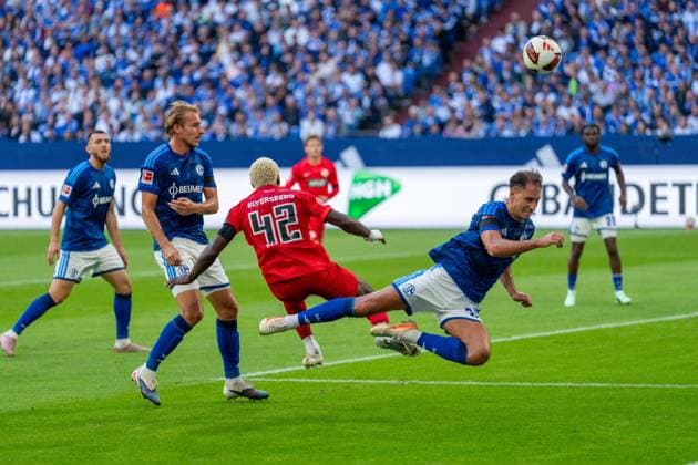 Hasan Kurucay (Schalke 04, 04),Timo Becker (Schalke 04, 05), David Mokwa (SV Elversberg, 42) prallt in der Luft mit Nikola Katic (Schalke 04, 25) zusammen und der Ball fliegt ins aus FC Schalke 04 vs. SV Elversberg, Fussball, Bundesliga, 4.Spieltag, Saison 2026 27, 20.09.2026, DFL REGULATIONS PROHIBIT ANY USE OF PHOTOGRAPHS AS IMAGE SEQUENCES AND OR QUASI-VIDEO, FC Schalke 04 vs. SV Elversberg, Fussball, Bundesliga, 4.Spieltag, Saison 2026 27, 20.09.2026 Gelsenkirchen Copyright: xEibner-Pressefoto LukasxBaldygax EP_LBA